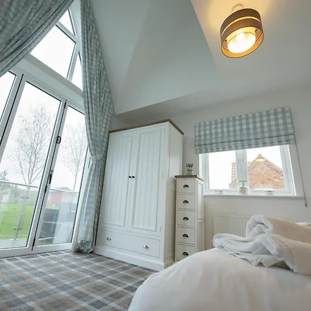 Oyster - Part Of The The Bay Village With Pool, Gym And Direct Access, Pub, Restaurant, Tennis And Meadows Walks Holiday home *