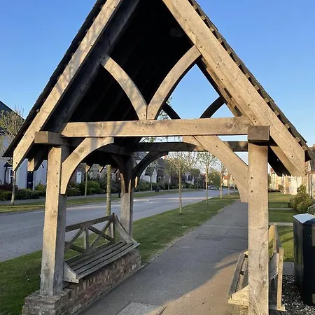 Oyster - Part Of The The Bay Village With Pool, Gym And Direct Access, Pub, Restaurant, Tennis And Meadows Walks *