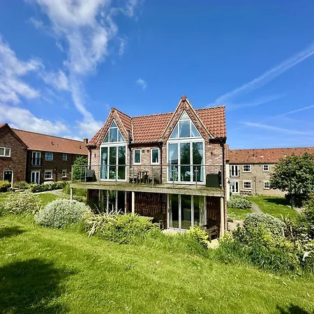 Oyster - Part Of The The Bay Village With Pool, Gym And Direct Access, Pub, Restaurant, Tennis And Meadows Walks