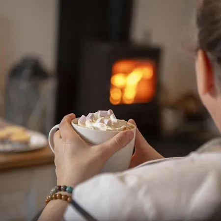 Oyster - Part Of The The Bay Village With Pool, Gym And Direct Access, Pub, Restaurant, Tennis And Meadows Walks *