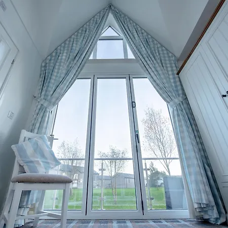 Oyster - Part Of The The Bay Village With Pool, Gym And Direct Access, Pub, Restaurant, Tennis And Meadows Walks *