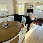 Oyster - Part Of The The Bay Village With Pool, Gym And Direct Access, Pub, Restaurant, Tennis And Meadows Walks