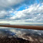 Oyster - Part Of The The Bay Village With Pool, Gym And Direct Access, Pub, Restaurant, Tennis And Meadows Walks * Filey