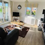Oyster - Part Of The The Bay Village With Pool, Gym And Direct Access, Pub, Restaurant, Tennis And Meadows Walks *