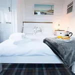 Oyster - Part Of The The Bay Village With Pool, Gym And Direct Access, Pub, Restaurant, Tennis And Meadows Walks * Filey