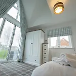 Oyster - Part Of The The Bay Village With Pool, Gym And Direct Access, Pub, Restaurant, Tennis And Meadows Walks Casa vacanze *