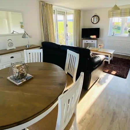Oyster - Part Of The The Bay Village With Pool, Gym And Direct Access, Pub, Restaurant, Tennis And Meadows Walks
